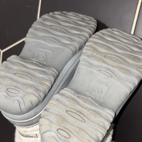 London Fog Silver and White Winter Boots - Picture 7 of 7